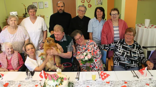 Die Verlobungsfeier von Doris Artacker und Siegfried Jelinek wurde mit Gästen und Mitbewohnern gefeiert – u.a. mit Pflege- und Betreuungsmanagerin (PBM) Michaela Lehocky, stv. Küchenleiterin Anita Seher, Besucher Christian Eder, Diakon Heribert Auer, Management Ehrenamt und Alltagsbegleitung Elisabeth Schönhofer | Foto: PBZ Hollabrunn