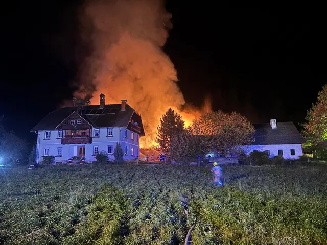 In der Nacht auf den 16. Oktober 2025 waren die Feuerwehren St. Michael und Tamsweg um 00:15 Uhr zu einem überörtlichen Brandeinsatz nach Rennweg am Katschberg (Bezirk Spittal an der Drau; Kärnten) alarmiert worden.  | Foto: FF-Tamsweg