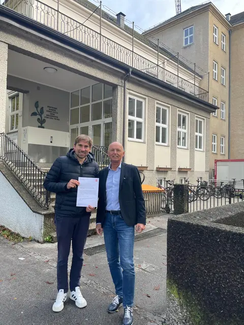 SPÖ-Gemeinderat Sebastian Lankes und Thomas Schiendorfer, Direktor der MS Nonntal  | Foto: SPÖ Salzburg-Stadt 
