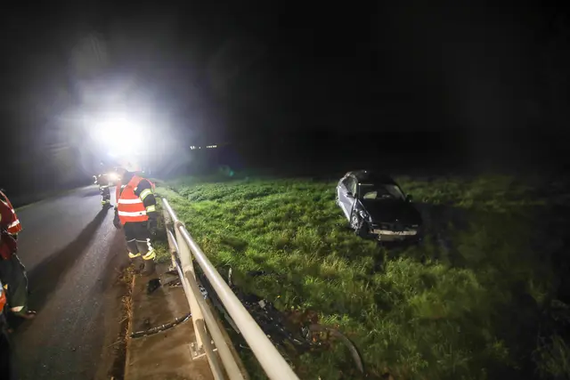 Ein Hyundai kommt Mittwochabend in Buchkirchen von der Fahrbahn, überschläft sich und landet in der Wiese. | Foto: laumat.at