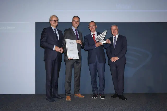 Sieger Mittelbetriebe Wien: Next Layer Telekommunikationsdienstleistungs- und Beratungs GmbH - (v. l.) TÜV-Austria-Geschäftsführer Günter Göttlich mit Next Layer Sales Director Peter Heinrich und Geschäftsführer Georg Chytil.  | Foto: Günther Peroutka
