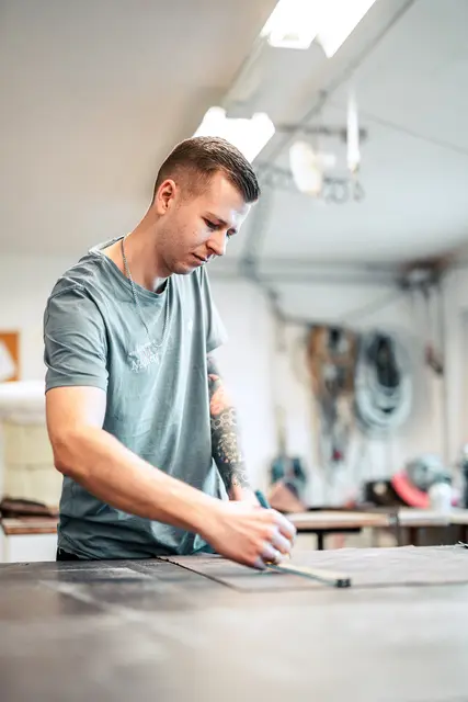 In der Werkstätte des Wohnens entstehen hochwertige Polsterungen, Vorhänge und Sonnenschutzlösungen – präzise gefertigt und mit Liebe zum Detail. | Foto: Simon Knaus