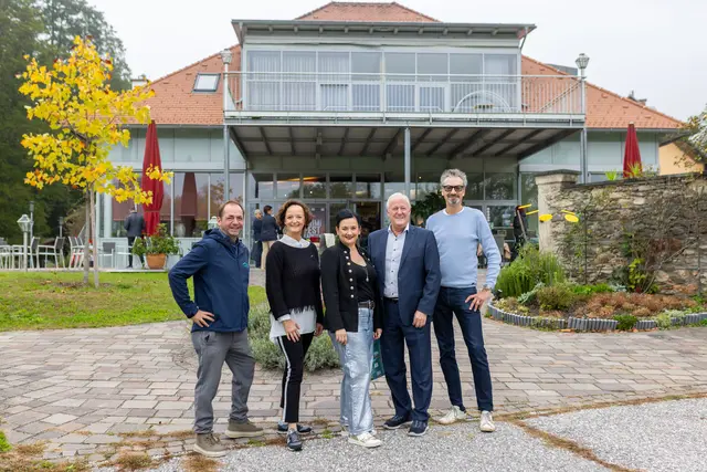 Tourismusleiter Stefan Meisterle, Andrea Rainer (WTG), Autorin Theresa Prammer, Bürgermeister Gerhard Oleschko und Helmut Zechner (v.l.n.r.). | Foto: DerHandler