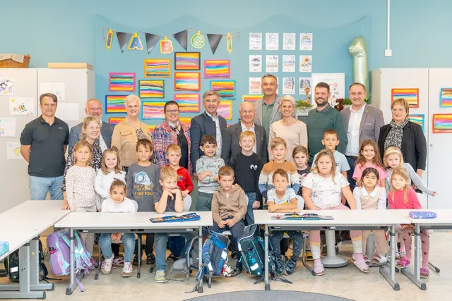 Die Kleinen von der Volksschule I in Feldbach bekamen Besuch von den Großen, die sich nach dem Umbau nach dem Wohlbefinden der Kinder erkundigten. | Foto: Stadtgemeinde Feldbach/Florian Puchas