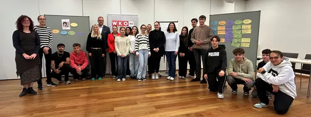 Bezirksstellenleiter Günther Mörth (6. v.l.), Wirtschaftspädagogin Marion Svoboda (8.v.r.), Jahrgangsvorständin Beatrix Kaiser-Gnan (12.v.l.) mit den Schülerinnen und Schülern der HAS Tulln | Foto: WKNÖ