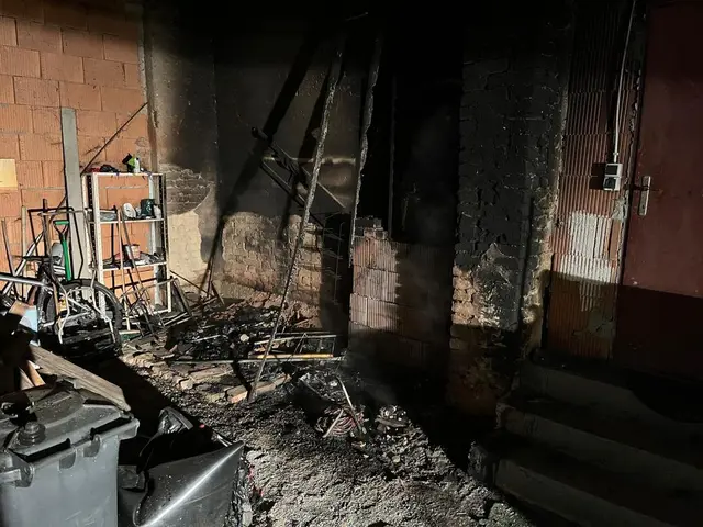 Laut des Bezirksbrandermittlers dürfte mit hoher Wahrscheinlichkeit das Einbringen von noch heißer Asche in eine Kunststoffkiste den Garagenbrand ausgelöst haben.  | Foto: Bezirksfeuerwehrkommando Güssing