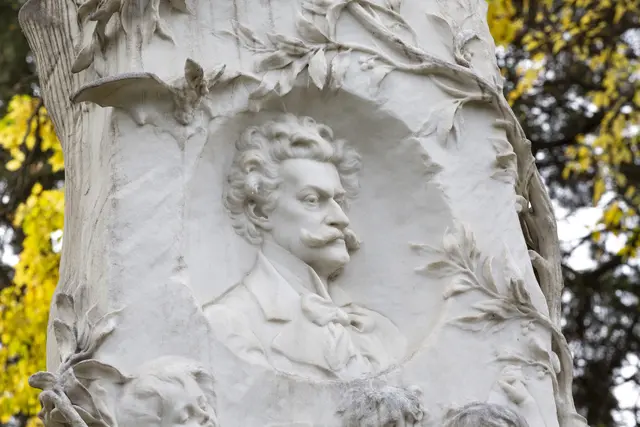 Am Ehrengrab von Johann Strauss (Sohn) wird ein Kranz niedergelegt. | Foto: Weingartner-Foto / picturedesk.com