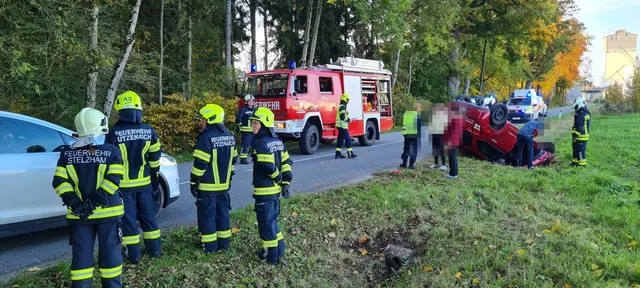 Das Fahrzeug blieb auf dem Dach liegen. | Foto: FF Utzenaich