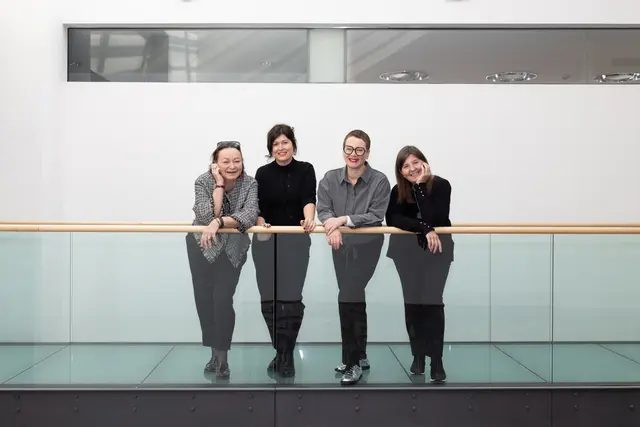 Von links: Jurymitglied Sabine Weißensteiner, (Geschäftsführerin der Buchhandlung Fürstelberger), Preisträgerin Lisa-Viktoria Niederberger, Frauenstadträtin Eva Schobesberger (Grüne) und Anne Brack (Frauenbüro). | Foto: Stadt Linz