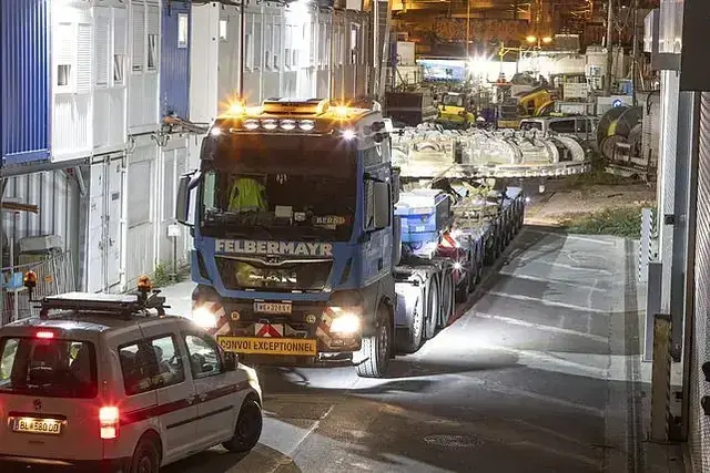 Die Vier-Achs-Zugmaschine manövriert den zehnachsigen Semi-Tieflader rückwärts in die vorgesehene Position am Matzleinsdorfer Platz. | Foto: Felbermayr/Weickinger