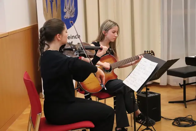 Das feine kleine Konzert der Musikschule Kalsdorf war weit mehr als eine musikalische Umrahmung. Das Bild zeigt Johanna Krois und Anna Gosch bei der Darbietung von „Bar Luiz“ von Ahmed El-Salamouny | Foto: Edith Ertl