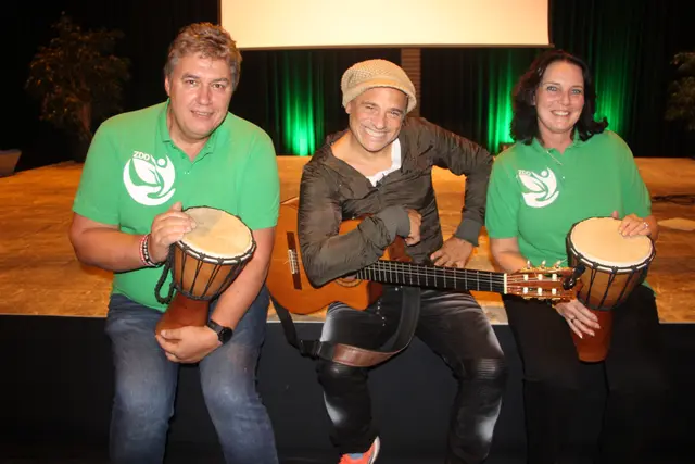 Johann Haiderer-Neuhold (l.) und seine Frau Alexandra mit Stargast Leo Aberer im Garten der Generationen. | Foto: Josef Hofmüller