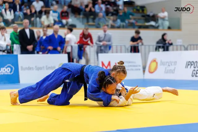 Lisa Peherstorfer (weiß) musste sich ihrer Vereinskollegin Lena Mayrhofer (blau) geschlagen geben. | Foto: Oliver Sellner