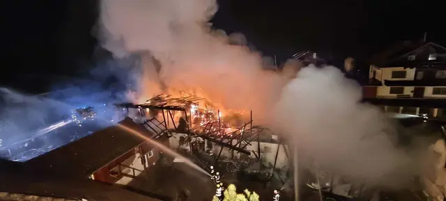 In der Nacht auf den 16. Oktober 2025 waren die Feuerwehren St. Michael und Tamsweg um 00:15 Uhr zu einem überörtlichen Brandeinsatz nach Rennweg am Katschberg (Bezirk Spittal an der Drau; Kärnten) alarmiert worden.  | Foto: FF-Tamsweg