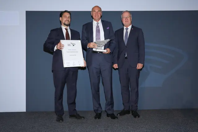 ESG-Award Wien: Verbund AG - Philipp Gaggl, Partner PwC (l.) und Thomas Reindl, 1. Vorsitzender des Wiener Gemeinderats, gratulieren dem Verbund-Vorstandsvorsitzenden-Stv. und CFO Peter Kollmann.  | Foto: Günther Peroutka