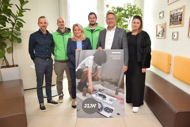 Bernhard Zima (JLW-Geschäftsführer), Klaus Zoufal (Streetwork), Kerstin Kronsteiner (Stellvertretende Stadtamtsdirektorin), Heimo Schaupp (Streetwork), Bürgermeister Christian Haberhauer und Jugendgemeinderätin Annika Blutsch bei der Übergabe des Jahresberichts. | Foto: Stadtgemeinde Amstetten