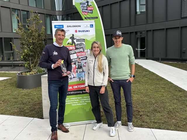 Initiator und Organisator Josef Gruber mit den. beiden Trailrunnern Isabell Speer, Staatsmeisterin im „Trail Classic“ und Daniel Hözl, Dritter beim Trail Amadeus 2024. Beide werden auch heuer wieder am Start stehen. | Foto: Schrofner