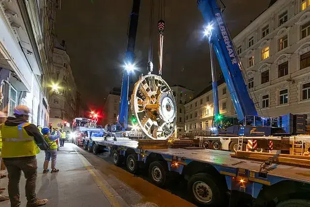 Zwei Kräne, 400 sowie 250 Tonnen, heben das 78 Tonnen schwere Schneiderad im Tandemhub am Augustinplatz aus. | Foto: Felbermayr/Weickinger