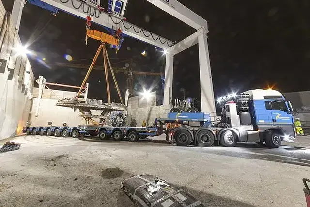 Ein Portalkran hebt an der Baustelle am Matzleinsdorfer Platz um 3 Uhr morgens das Schneidrad vom Semi-Tieflader. | Foto: Felbermayr/Weickinger