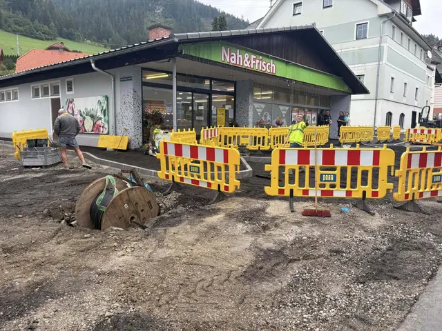 Monatelang die Baustelle vor der Haustüre. Das Nah und Frisch-Geschäft von Lisa Tavare in Spital am Semmering im August 2025.  | Foto: Tavare