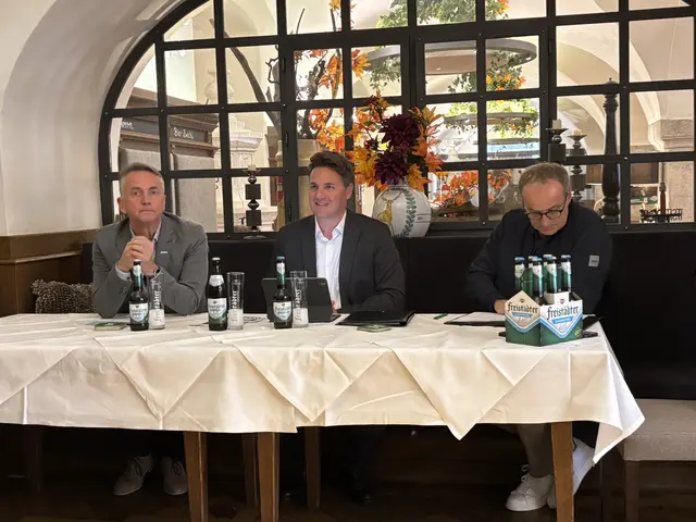 Präsentation des alkoholfreien Bieres aus Freistadt (von links): Braumeister Johannes Leitner, Geschäftsführer Paul Steininger und Verkaufsleiter Josef Horner. | Foto: MeinBezirk/Torsten Kautz