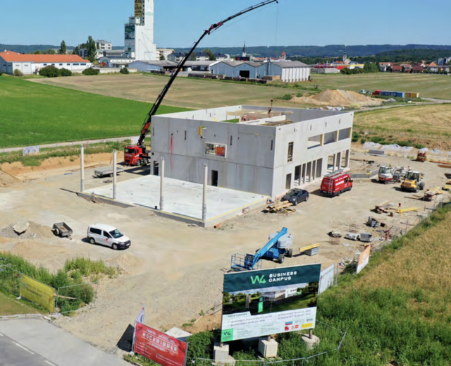 Lichtdurchflutete Ausstellungsflächen und flexible Büros schaffen Raum für Kunden und Mieter. | Foto: W4 Business Campus