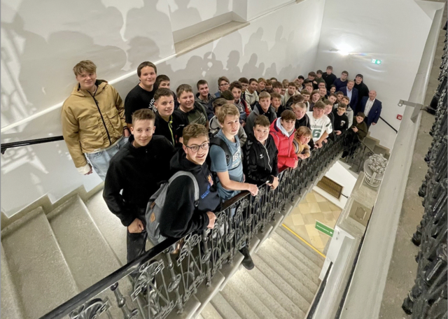 Die Schüler aus Burgkirchen bei ihrem Besuch im Landhaus am 7. Oktober. | Foto: Gruber/Land OÖ
