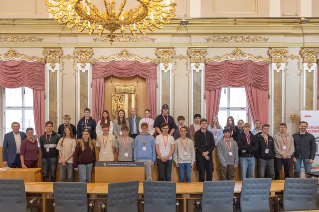 Die HTL Grieskirchen besuchte mit Schülern der dritten Stufe das Landhaus in Linz, um mit den Abgeordneten Diskussion über politische Themen zu führen. | Foto: Chahrlotte Guggenberger