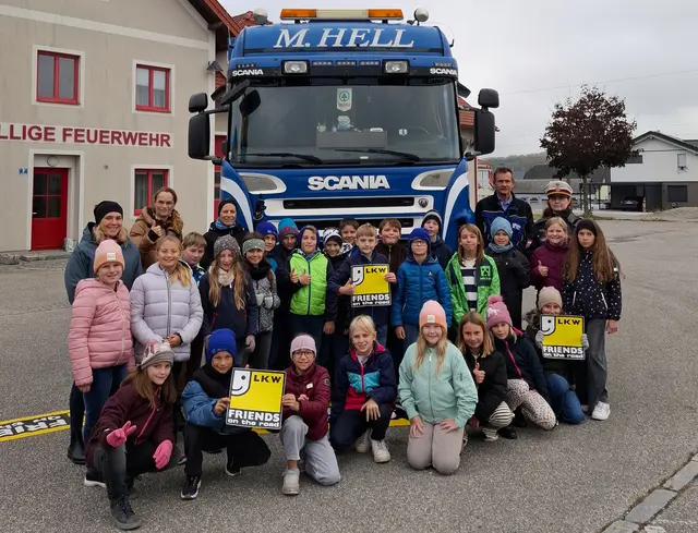 Lehrerin Sarah Wick (4b), Workshopleiterin Elke Winkler, Klassenlehrerin Bernadette Hager (4a), Michael Hell sen. und Gruppeninspektorin Yvonne Salzer mit Kindern der 4a und 4b. | Foto: WKNÖ