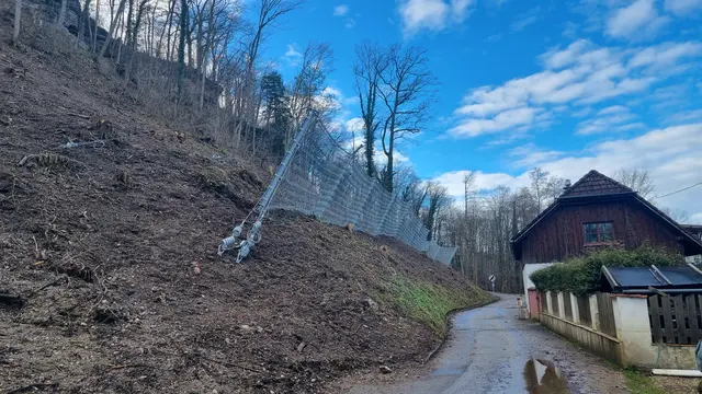 Ein erstes Schutznetz wurde bereits Anfang 2024 in Unterhimmel westlich des Ortes des verheerenden Steinschlages errichtet.  Das Netz kann einen Steinblock mit einem Volumen von 2,5 m³ und einem Gewicht von 6,25 Tonnen mit einer Geschwindigkeit von 80 km/h aufnehmen kann. | Foto: Magistrat Steyr