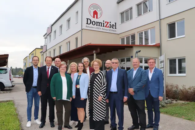 Der Eröffnung wohnten zahlreiche Ehrengäste bei. | Foto: Tanja Handlfinger