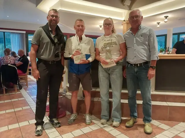 Die Clubmeister 2025 Anna Kößler und Ludwig Schweighofer mit Präsident Günther Pagitsch (links) und Vizepräsident Josef Mühlbacher (rechts).