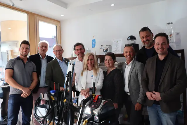 Die stolzen Unternehmer mit ihren Partnern im neuen Store. | Foto: Thomas Seelos