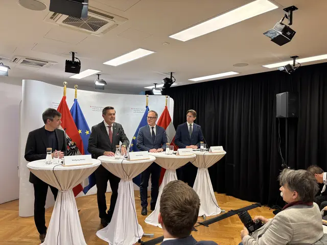 Die neue Novelle präsentierten v. l.: SPÖ-Verkehrssprecher Wolfgang Moitzi, Verkehrsminister Peter Hanke (SPÖ), Neos-Verkehrssprecher Dominik Oberhofer und ÖVP-Verkehrssprecher Joachim Schnabel.  | Foto: Thomas Fuchs