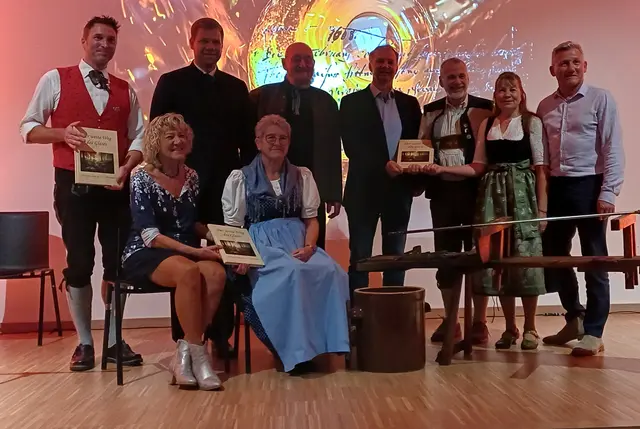 Gestalter und Ehrengäste auf einem Erinnerungsfoto | Foto: Viana