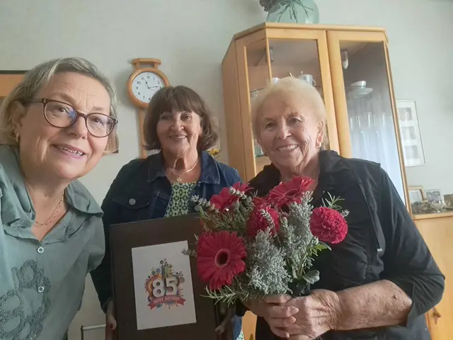 Bürgermeisterin Silvia Krispel und Gemeinderätin Christa Forster gratulieren Frau Ingrid Haag zum 85. Geburtstag. | Foto: Gemeinde Lanzendorf