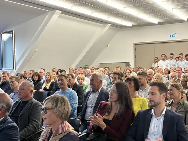 Der Veranstaltungssaal der Raiffeisenbank Straß war randvoll. | Foto: B. Gady