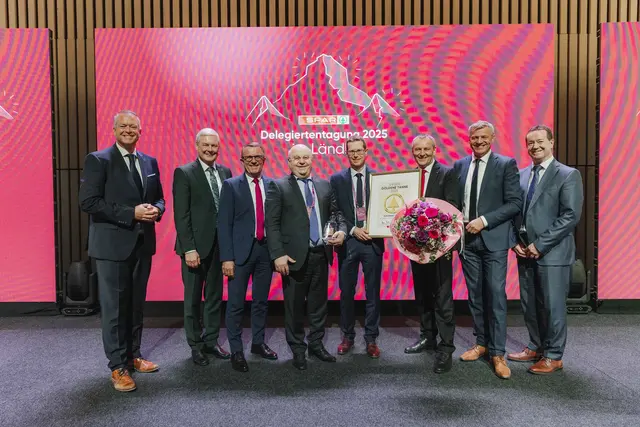 Michael Pecher, Leiter Vertrieb Einzelhandel Öster-reich, Spar-Vorstandsvorsitzender Hans K. Reisch, ehem. Geschäftsführer der Spar-Zentrale Marchtrenk, Jakob Leitner, Spar-Kaufleute Franz und Stefan Hessenberger, Spar-Geschäftsführer Paul Bacher, Leiter Vertrieb Einzelhandel der Spar-Zentrale Marchtrenk, Siegfried Ennsgraber und Gerhard Weinberger, Leiter Vertrieb Filialen und Einzelhandel Österreich. | Foto: Spar/Hirschbuehl.fotografie