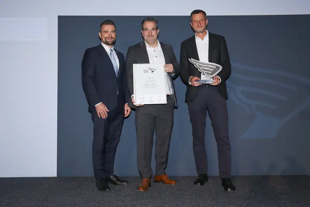 Sieger Mittelbetriebe Wien: Next Layer Telekommunikationsdienstleistungs- und Beratungs GmbH - (v. l.) TÜV-Austria-Geschäftsführer Günter Göttlich mit Next Layer Sales Director Peter Heinrich und Geschäftsführer Georg Chytil.  | Foto: Günther Peroutka