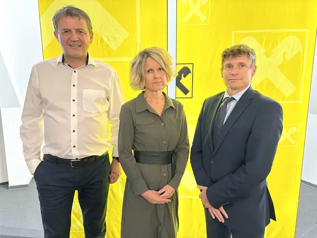 Die Geschäftsführung der Raiffeisenbank Straß-Spielfeld mit Anton Klapsch und Andrea Schober begrüßten Finanzexperten Gunter Deuber.  | Foto: B. Gady