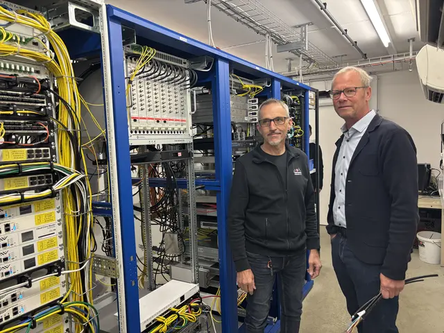 Mario Lang und Stadtwerke-Direktor Thomas Huber (r.) vor dem Herzstück der Imster Internet-Versorgung. | Foto: Perktold
