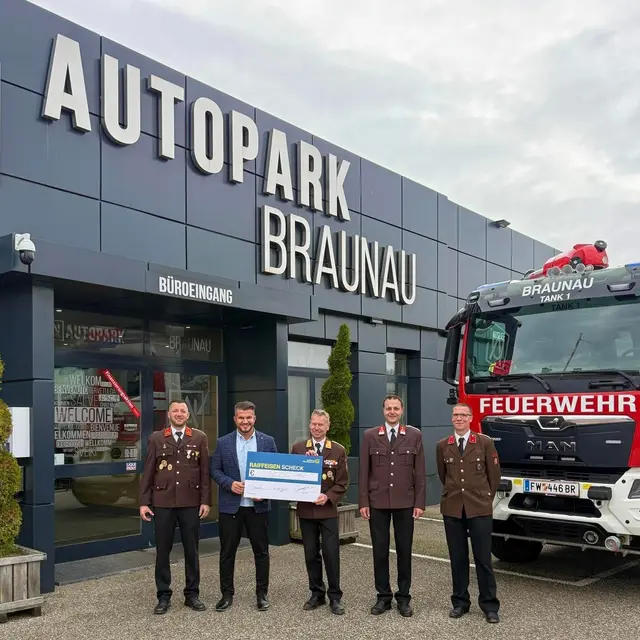 Adem Ucan (2. v. l.) übergibt die Spende an die Feuerwehr Braunau.  | Foto: Feuerwehr Braunau