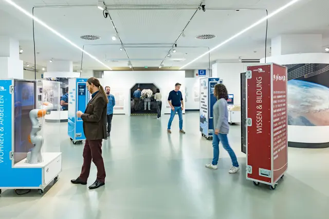 Mit der neuen Wanderausstellung „ALL.TÄGLICH!“ macht das Haus der Natur Salzburg erlebbar, wie Forschung im All unser Leben auf der Erde verändert. Die neue Sonderausstellung ist ab 17. Oktober 2025 im Haus der Natur zu sehen.  | Foto: HdN/Wildbild