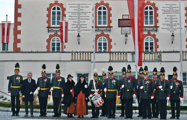 Private und öffentliche Gebäude werden am Nationalfeiertag beflaggt. Im Bild: das Bürgerkorps vor dem Waidhofner Rathaus. | Foto: Stadtgemeinde Waidhofen/Thaya