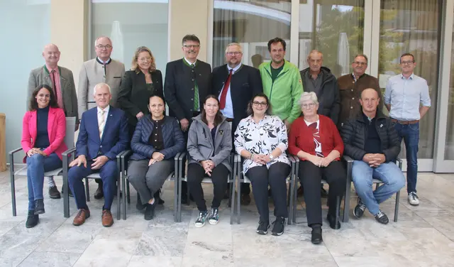 Ehrungen im Bezirk Tulln:
10 Jahre: Sandra Aigner (Tulln), Tanja Firmkranz (Atzenbrugg), Norbert Ganser (Michelhausen), Ambros Halbritter (Tulln)
25 Jahre: Sladjana Krnjic (Muckendorf), Marijana Vulic (Muckendorf),
35 Jahre: Ingrid Blaha (Judenau), Wolfgang Grießler (Zwentendorf), Milan Krnjic (Muckendorf), Karin Minich (Königsstetten)
45 Jahre: Ing. Josef Weber (Ollern) | Foto: NÖ LAK