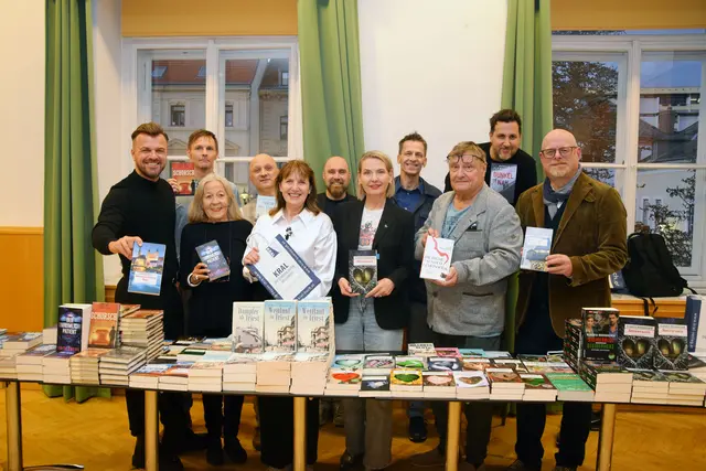 Gemeinderat Mehmed Alajbeg, Stefan Soder, Edith Kneifl, Günter Neuwirth, Bürgermeisterin Silvia Drechsler, Kral Mödling-Filialleiter Daniel Schreiner, Claudia Rossbacher, Norbert Ruhrhofer, Joesi Prokopetz, Roman Klementovic und Kultur-Stadtrat Stephan Schimanowa (von links). | Foto: Bernhard Garaus