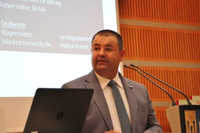 LAbg. Markus Konrad kam zum Festakt in Vertretung von Bildungslandesrat Stefan Hermann. | Foto: Edith Ertl