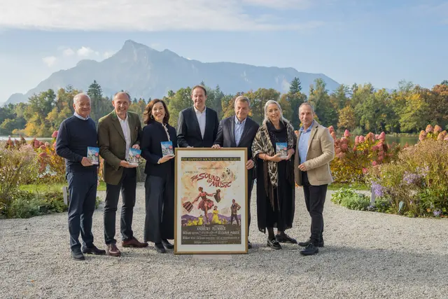 Von links nach rechts - Stefan Herzl (Geschäftsführer Panorama Tours &amp; Travel), Leo Bauernberger (Geschäftsführer SalzburgerLand Tourismus), Franziska Lipp (Autorin von "The Sound of Salzburg"), Carl Philip von Maldeghem (Intendant Salzburger Landestheater), Hans Scharfetter (Aufsichtsratsvorsitzender SalzburgerLand Tourismus) mit Astrid Gruchmann-Licht (Projektleiterin Sound of Music Jubiläumswoche) und Peter Husty (Chefkurator des Salzburg Museum) | Foto: SLTG / Schloss Leopoldskron / SalzburgerLand Tourismus