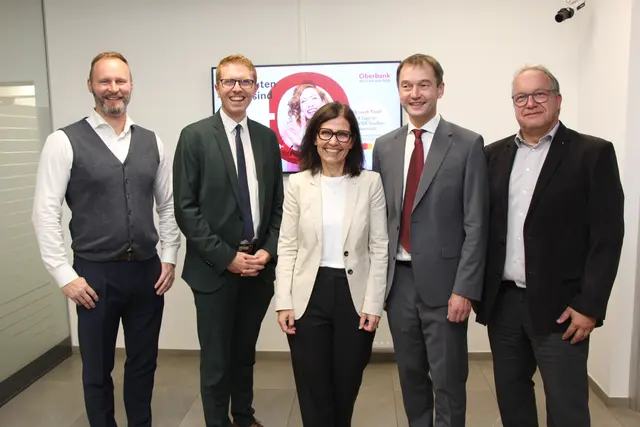 Dieter Ettl, Lukas Bohn (Oberbank Kremsmünster), Sigrid Sperrer, Werner Helmberger (Filialleiter, Oberbank Kirchdorf) und Othmar Gattringer (v.li.). | Foto: Staudinger