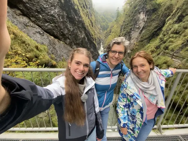 Von links: Marlene Wallinger (Gemeinde Scheffau), Elisabeth Fuchs (Chefdirigentin der Philharmonie Salzburg) und Moderatorin Viola Wörter.  | Foto: Marlene Wallinger